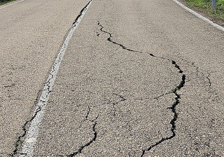 Cortan la carretera autonómica entre Salvatierra y Salvaleón por la aparición de grietas en la calzada
